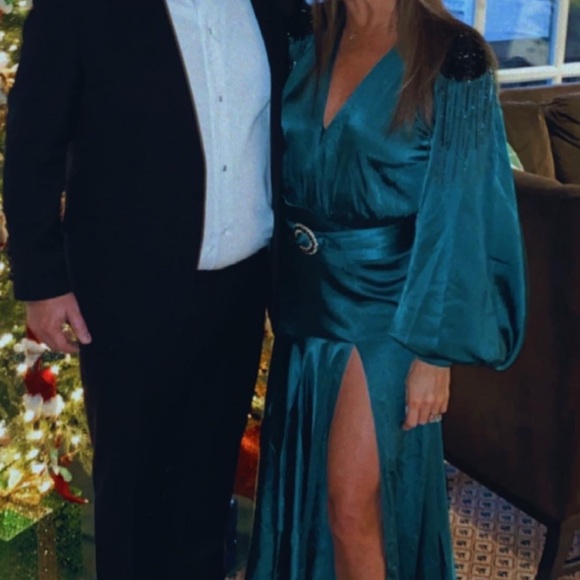 Bronx and Banco Emerald Carmen Gown - Picture 8 of 9